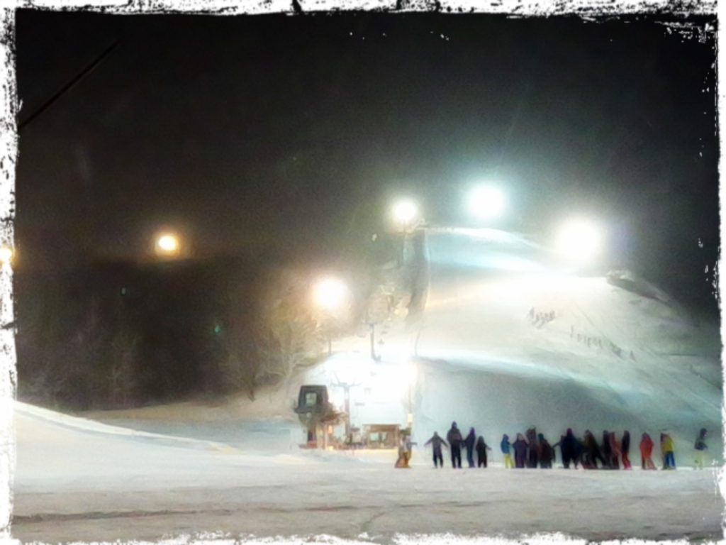 北海道、倶知安にあるローカルスキー場旭が丘にて、小1男子、初めてのナイタースキー。