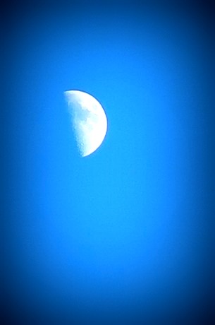 北海道、倶知安から見えた一昨日の上弦の月。親勉インストラクター松本まきこ