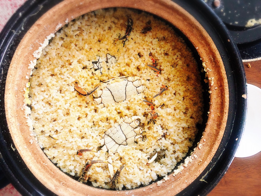 高級食材モクズガニ 上海ガニの近縁種で玄米とクスクスの炊き込みカニご飯。北海道 地球まるごと遊び場に