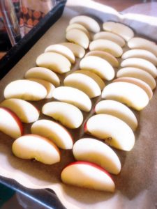 りんごのピュレづくり。180℃30分、スライスしたリンゴをオーブンで焼く。パスチラづくり。